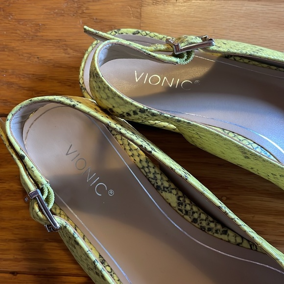 Vionic Slides - Picture 5 of 6